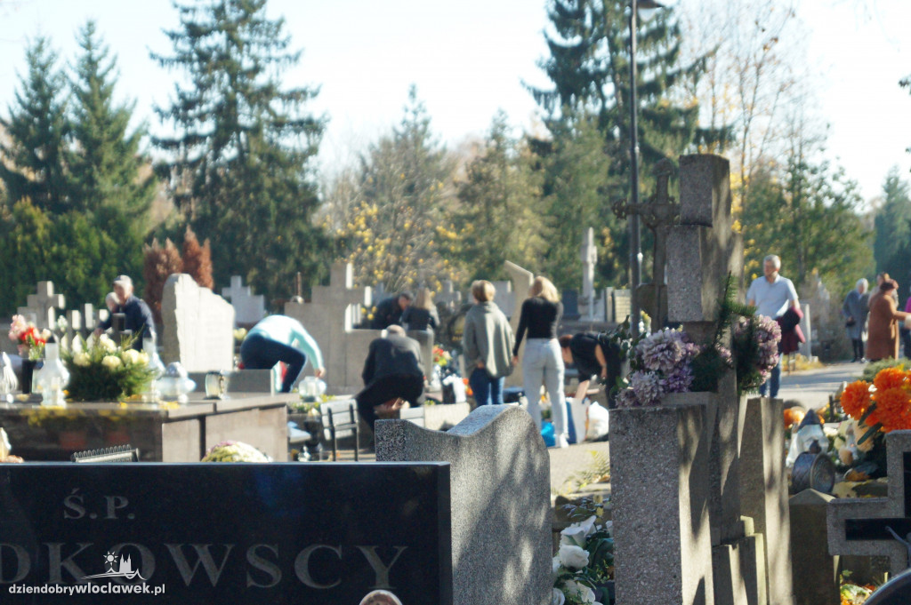 Włocławianie odwiedzają groby bliskich