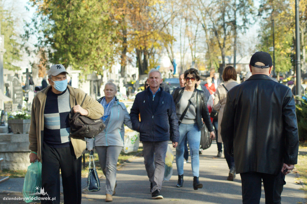 Włocławianie odwiedzają groby bliskich