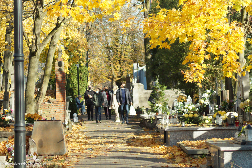 Włocławianie odwiedzają groby bliskich