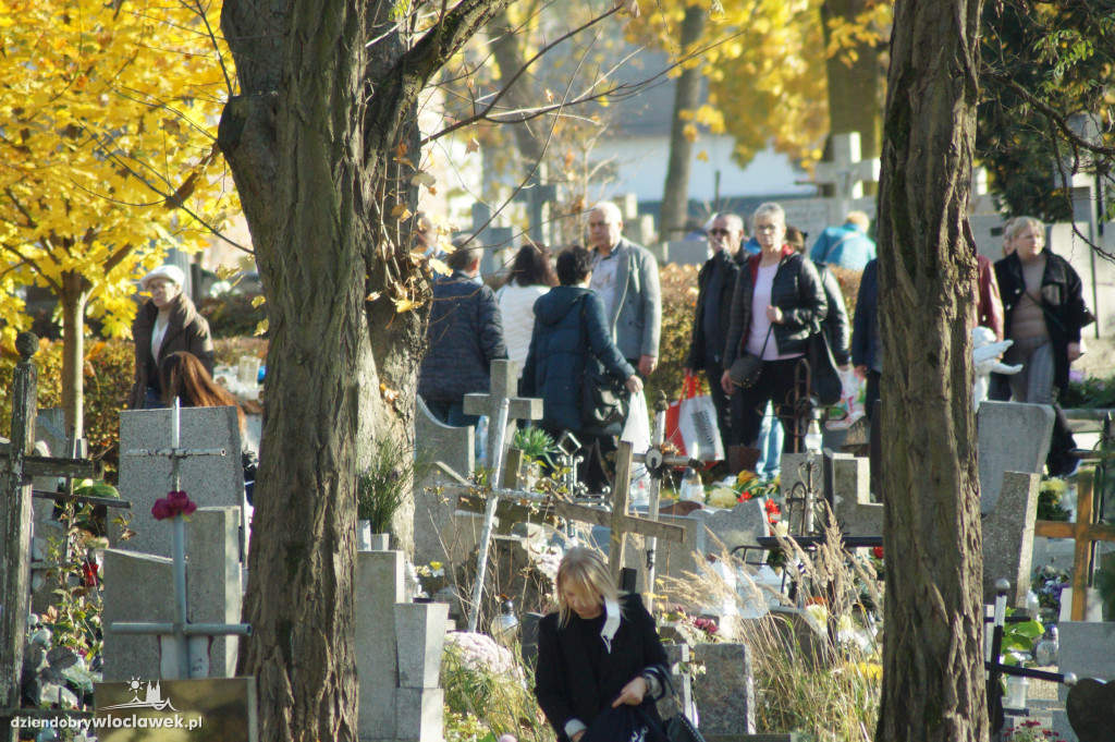 Włocławianie odwiedzają groby bliskich