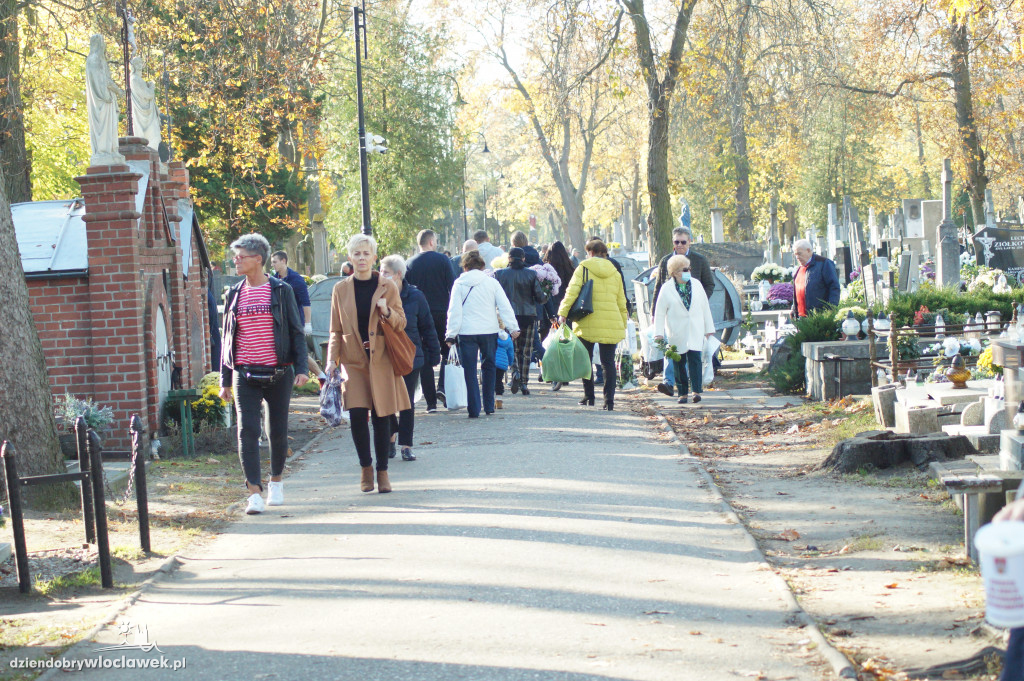 Włocławianie odwiedzają groby bliskich