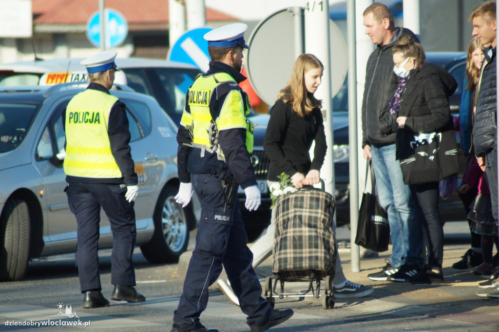 Włocławianie odwiedzają groby bliskich