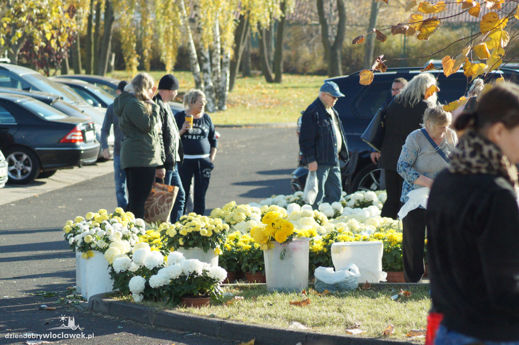 Włocławianie odwiedzają groby bliskich