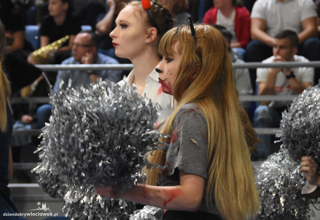 Halloweenowe cheerleaderki na meczu z MKS