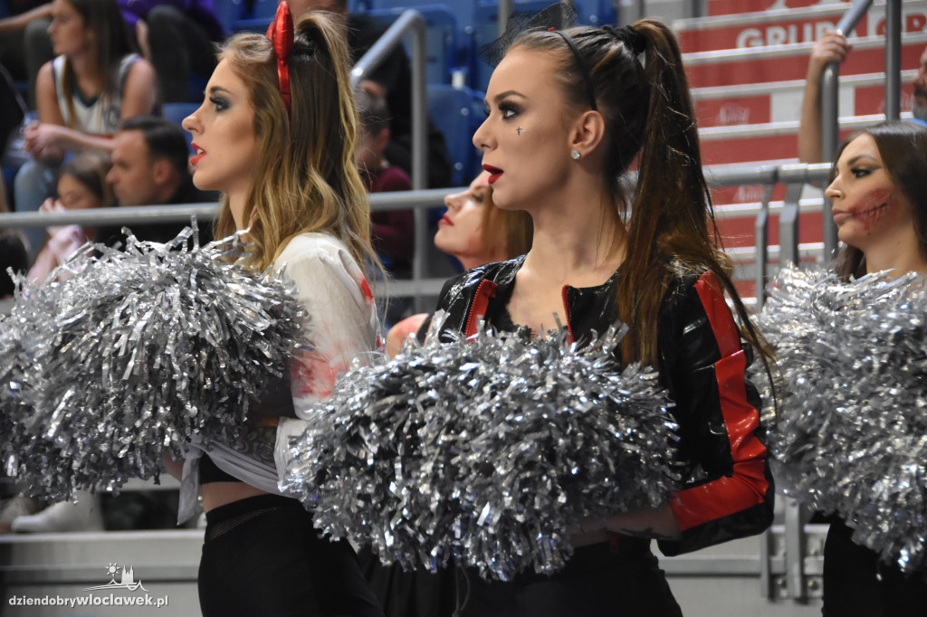 Halloweenowe cheerleaderki na meczu z MKS