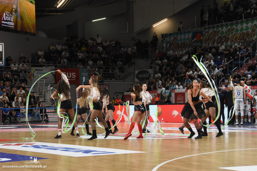 Halloweenowe cheerleaderki na meczu z MKS