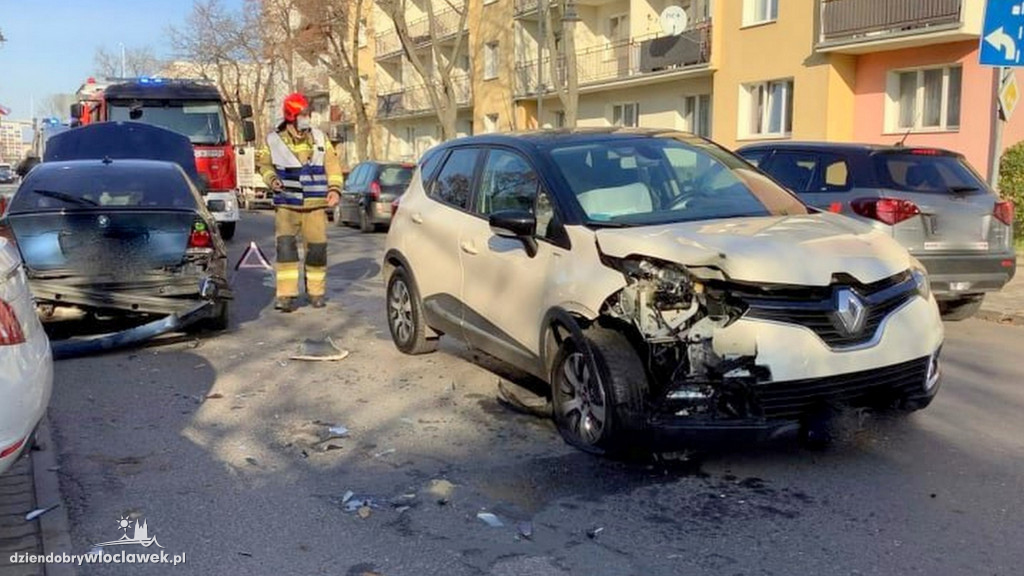Kraksa na Chopina. BMW uderzyło w renault