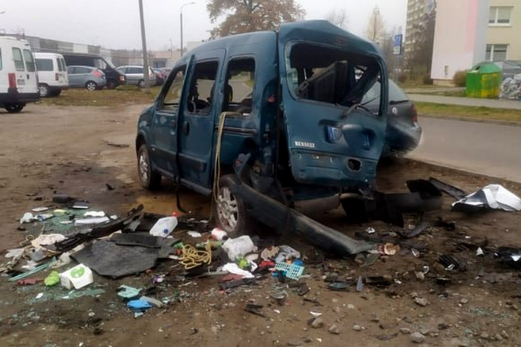 6 aut zniszczonych na parkingu na Południu
