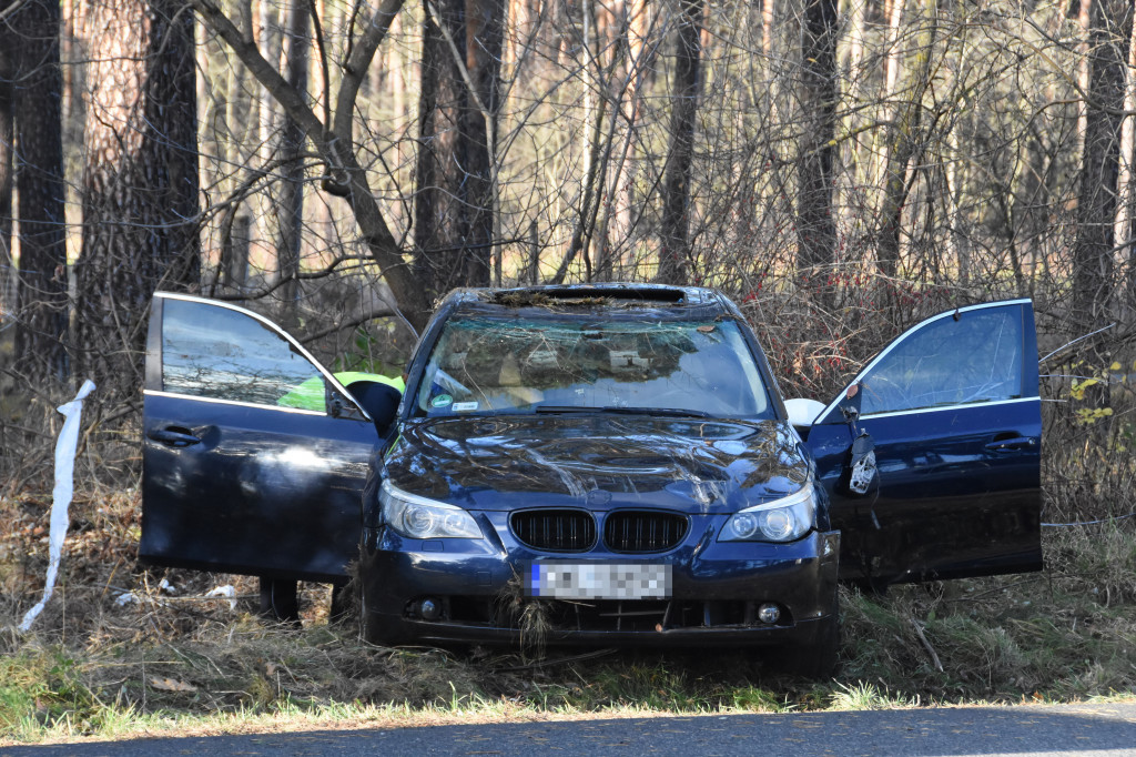 BMW dachowało. Kierowca i pasażerowie uciekli