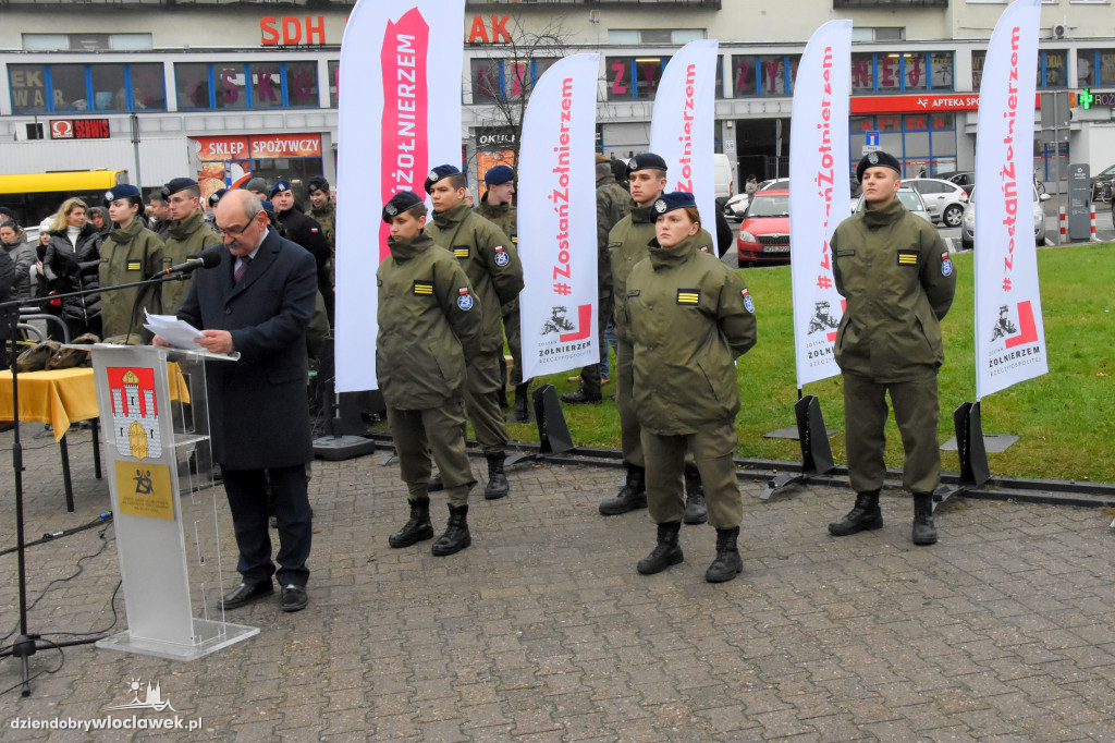 Ślubowanie kadetów ZSA na Placu Wolności