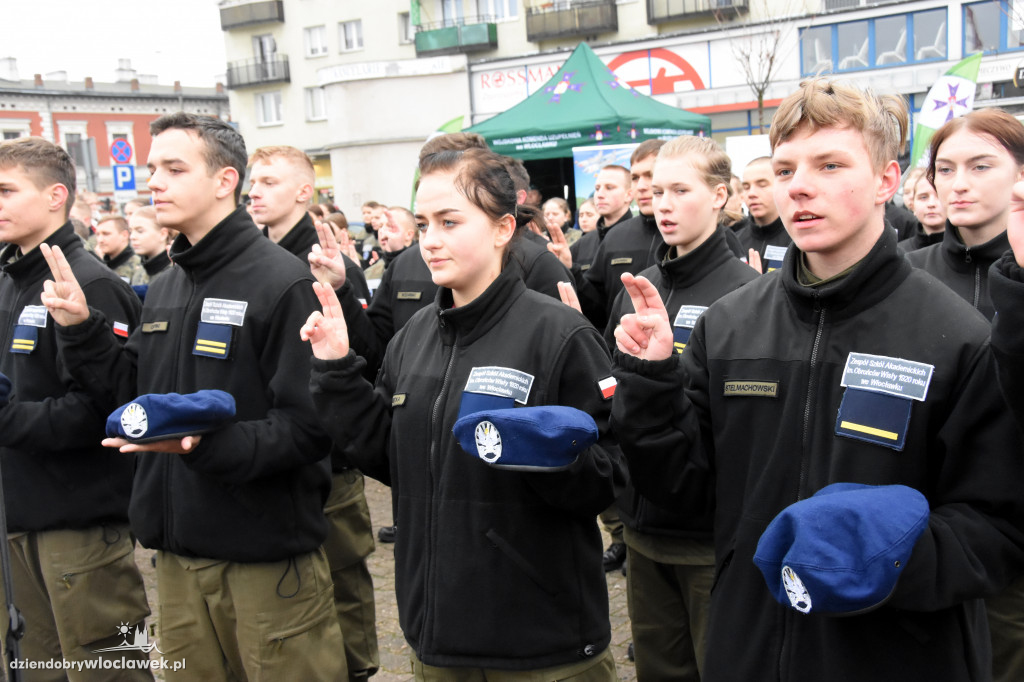 Ślubowanie kadetów ZSA na Placu Wolności