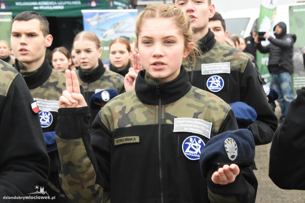 Ślubowanie kadetów ZSA na Placu Wolności