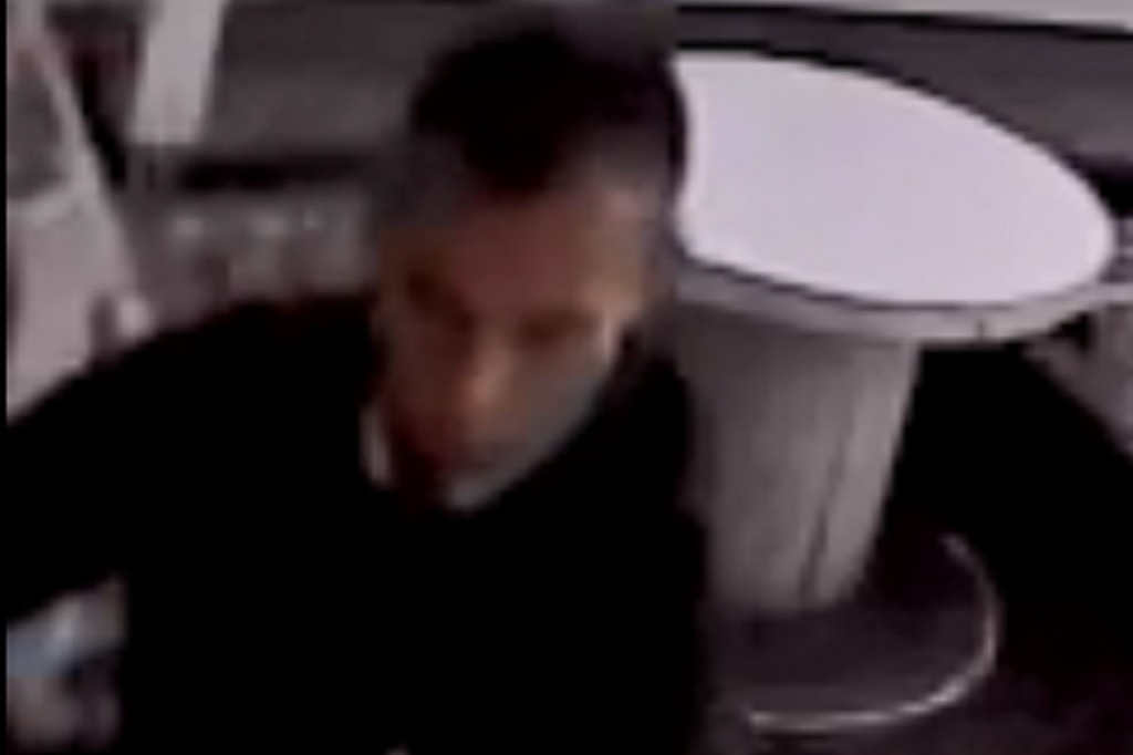 Policjanci pokazują jego twarz