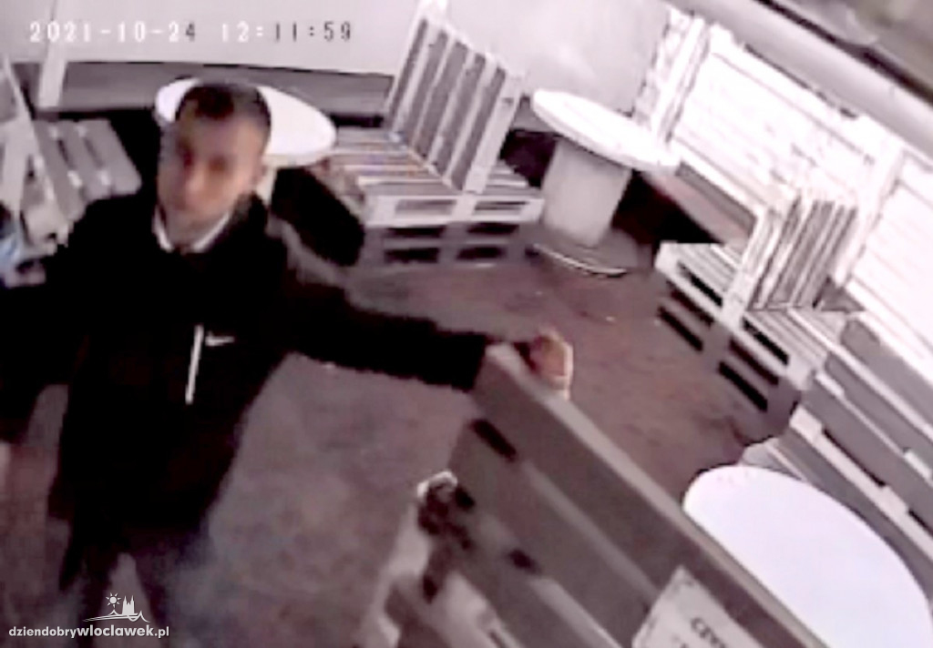 Policjanci pokazują jego twarz