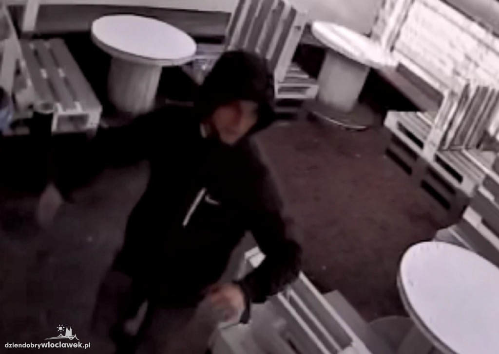 Policjanci pokazują jego twarz