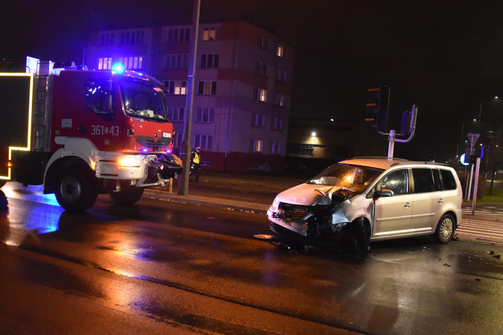 Zderzenie osobówek na skrzyżowaniu Kruszyńska - aleja Królowej Jadwigi