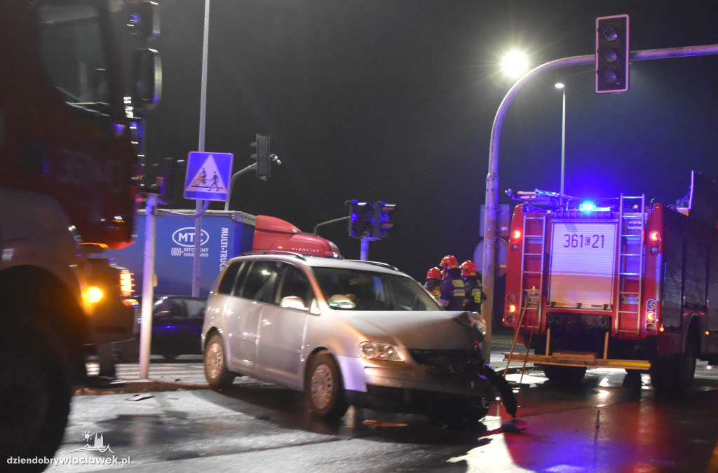 Zderzenie osobówek na skrzyżowaniu Kruszyńska - aleja Królowej Jadwigi