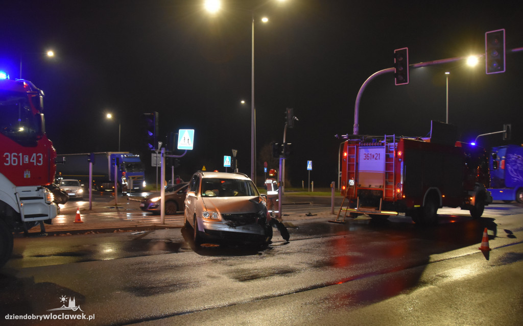 Zderzenie osobówek na skrzyżowaniu Kruszyńska - aleja Królowej Jadwigi