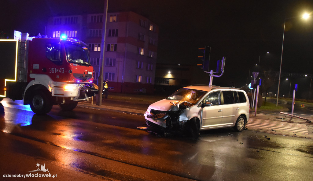 Zderzenie osobówek na skrzyżowaniu Kruszyńska - aleja Królowej Jadwigi