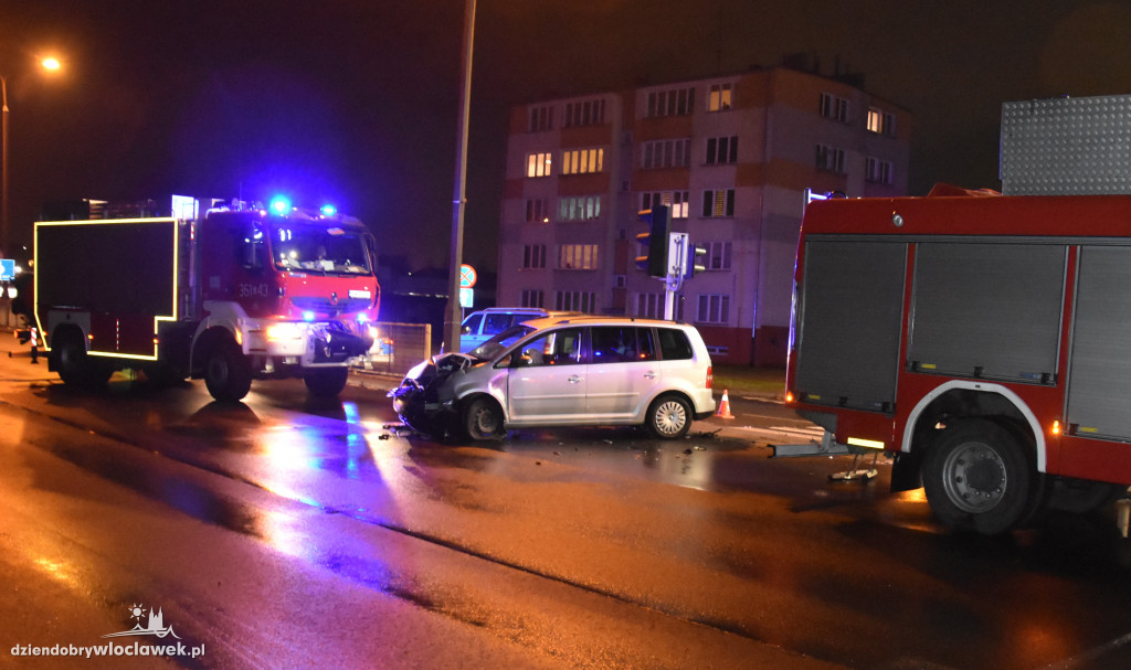 Zderzenie osobówek na skrzyżowaniu Kruszyńska - aleja Królowej Jadwigi