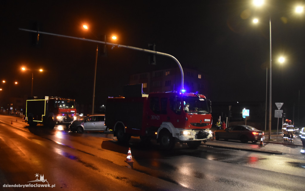 Zderzenie osobówek na skrzyżowaniu Kruszyńska - aleja Królowej Jadwigi