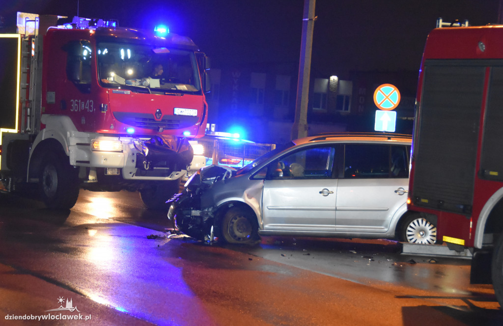Zderzenie osobówek na skrzyżowaniu Kruszyńska - aleja Królowej Jadwigi