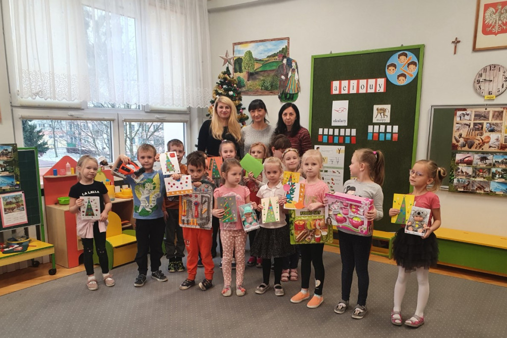 Wolontariusze Fundacji Orange z prezentami dla przedszkola