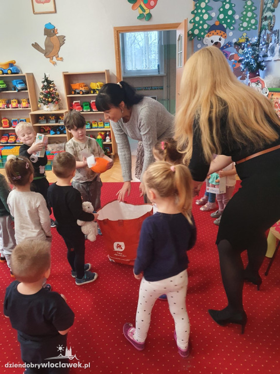 Wolontariusze Fundacji Orange z prezentami dla przedszkola