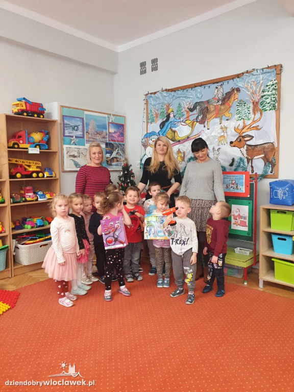 Wolontariusze Fundacji Orange z prezentami dla przedszkola