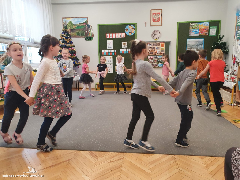 Wolontariusze Fundacji Orange z prezentami dla przedszkola