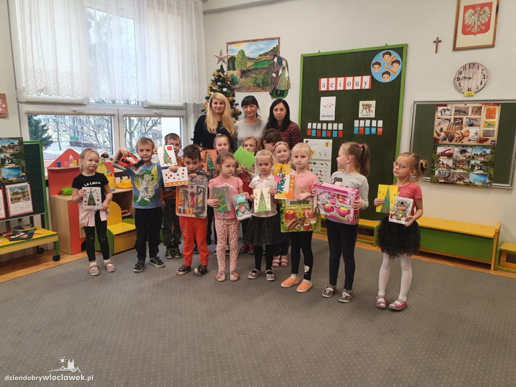 Wolontariusze Fundacji Orange z prezentami dla przedszkola