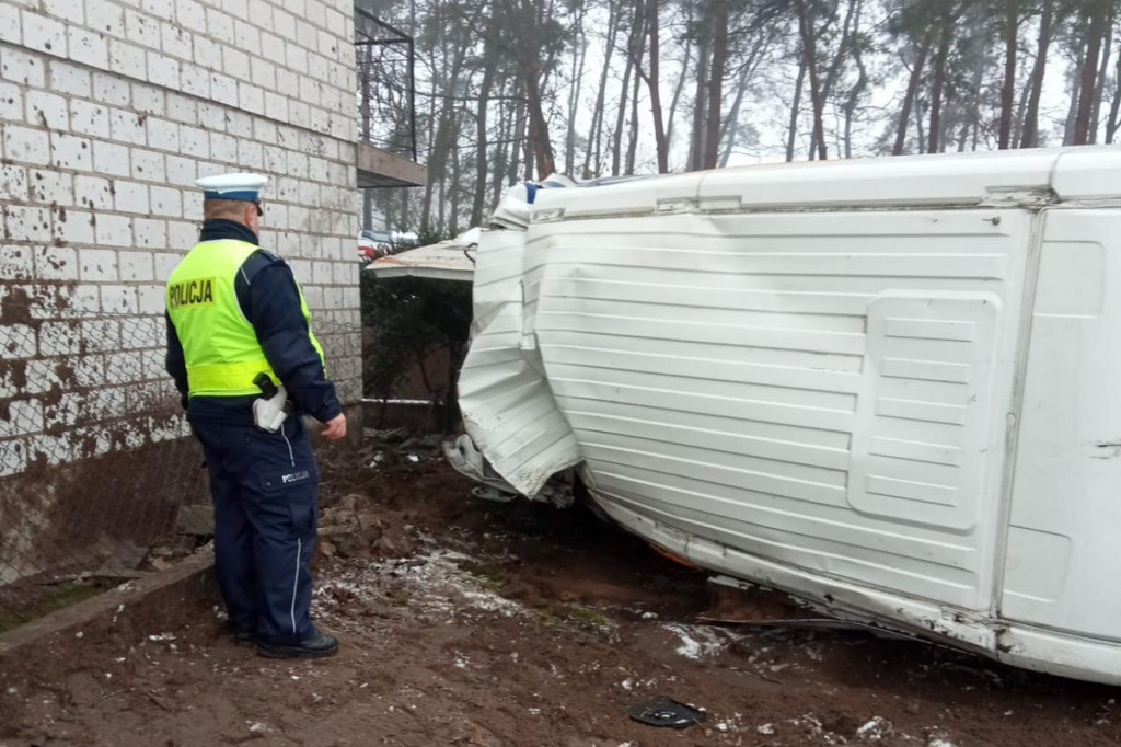 Dostawczy bus zdemolował ogrodzenie