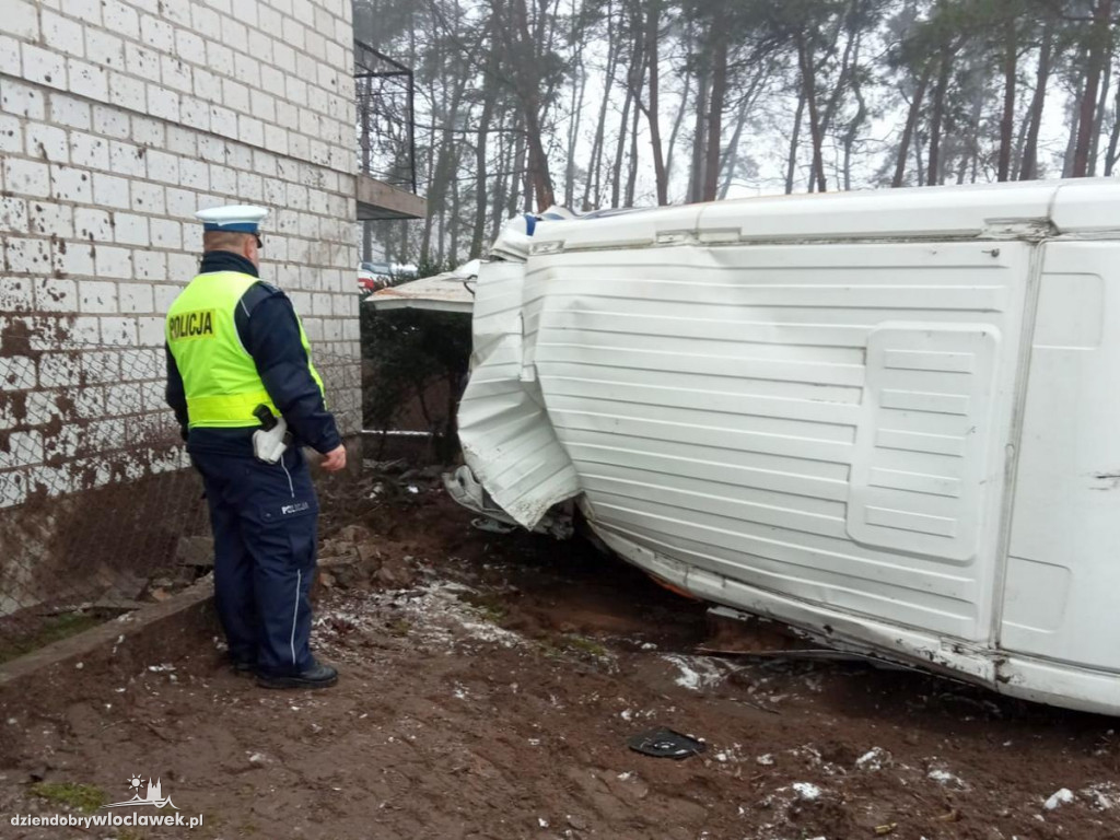 Dostawczy bus zdemolował ogrodzenie