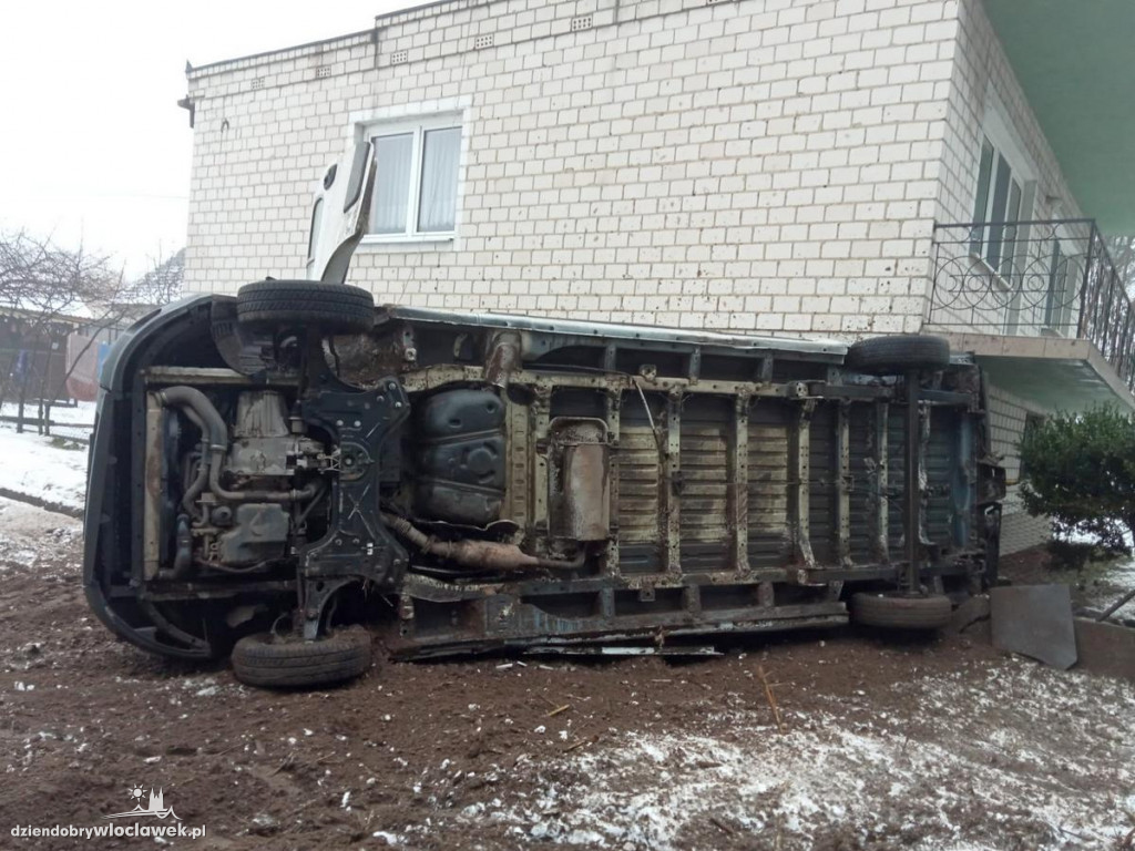 Dostawczy bus zdemolował ogrodzenie