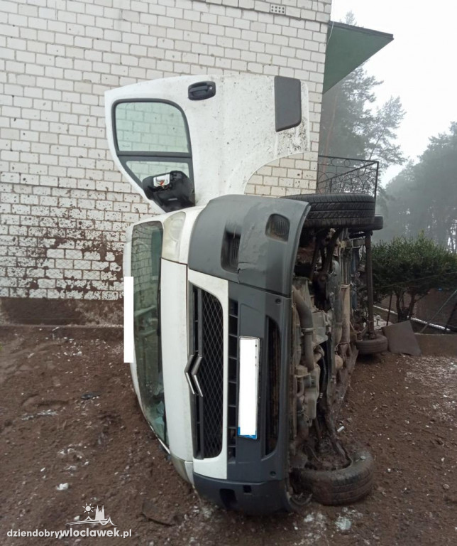 Dostawczy bus zdemolował ogrodzenie