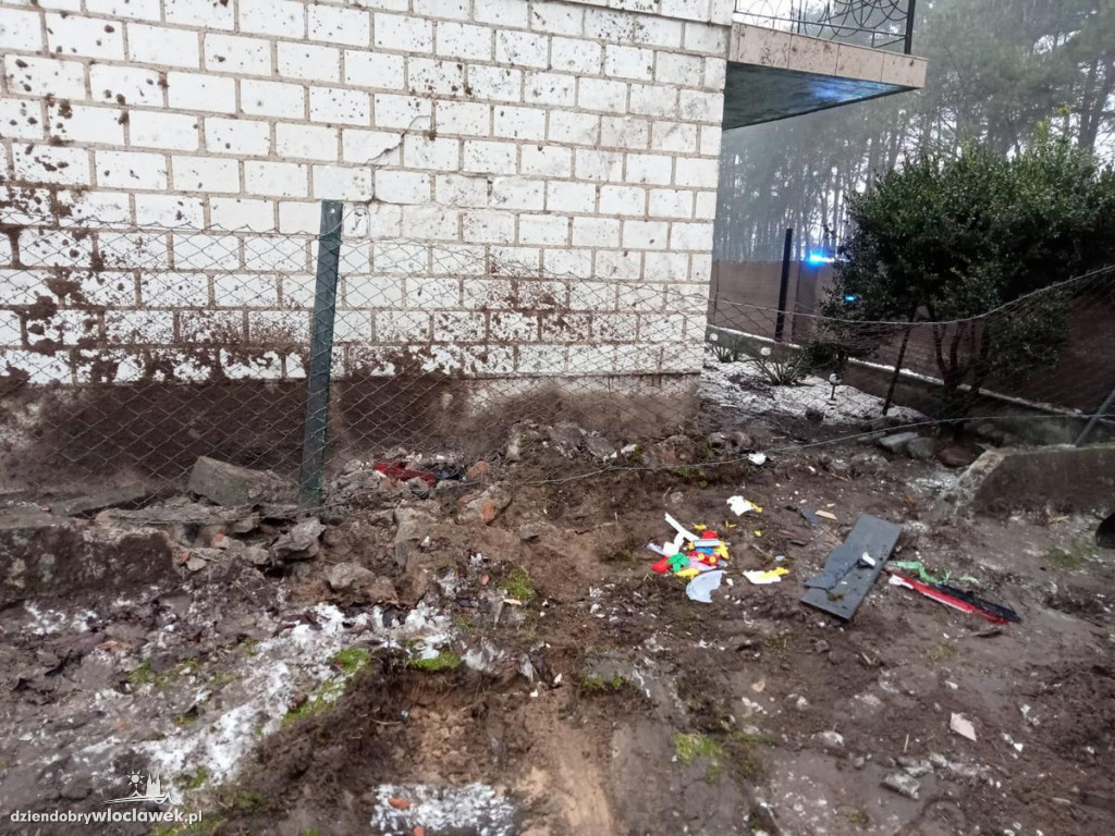 Dostawczy bus zdemolował ogrodzenie