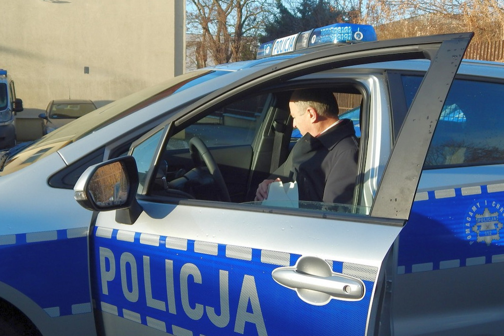 Policjanci z regionu z nowym radiowozem