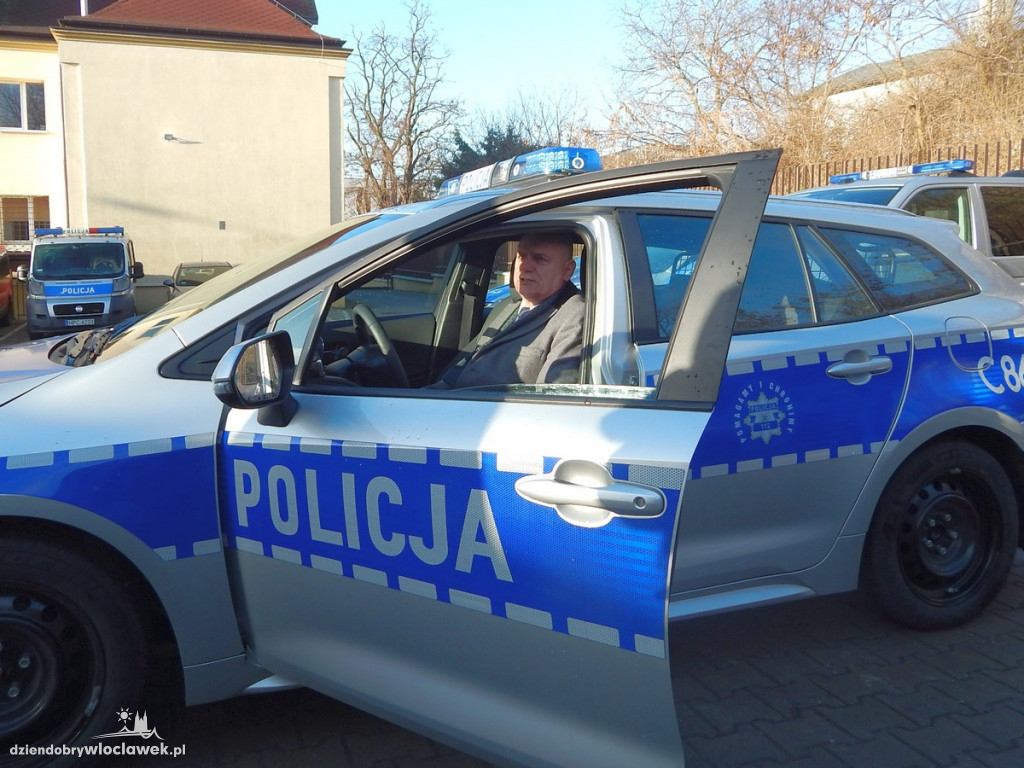 Policjanci z regionu z nowym radiowozem