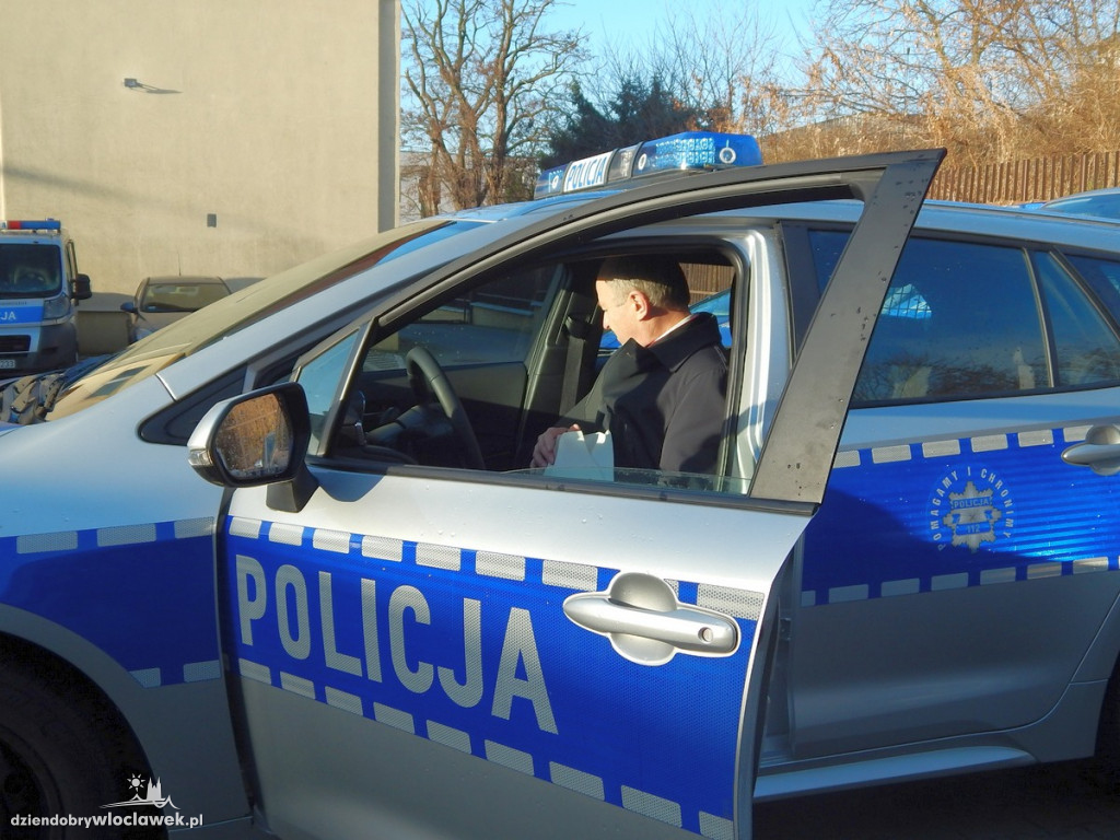 Policjanci z regionu z nowym radiowozem