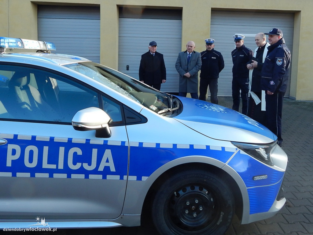 Policjanci z regionu z nowym radiowozem