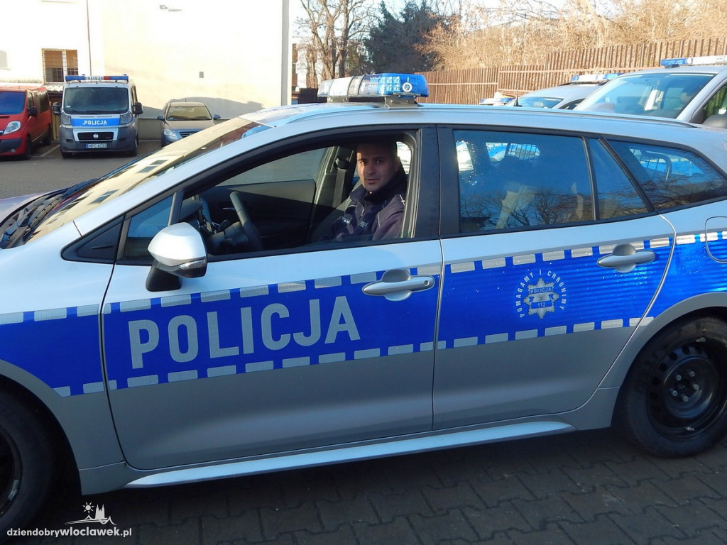 Policjanci z regionu z nowym radiowozem