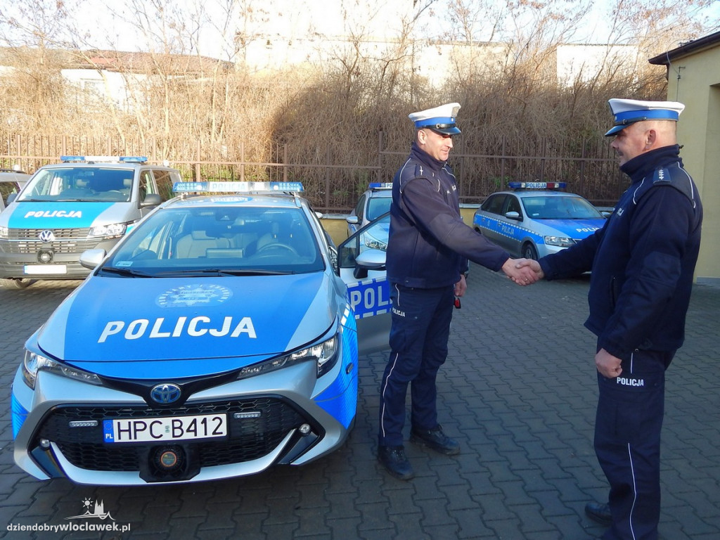 Policjanci z regionu z nowym radiowozem
