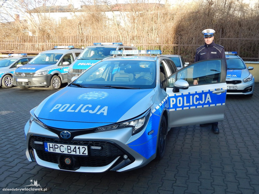 Policjanci z regionu z nowym radiowozem
