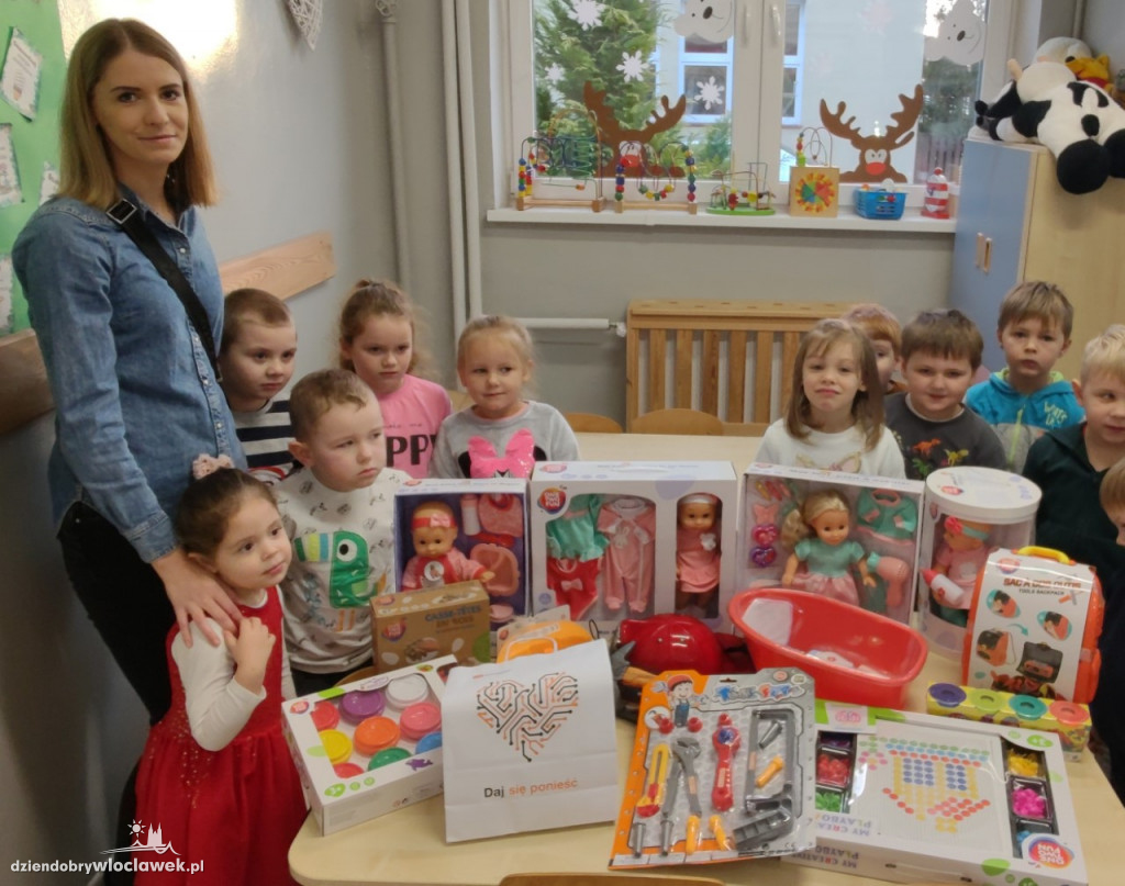 Fundacja Orange z prezentami przedszkola