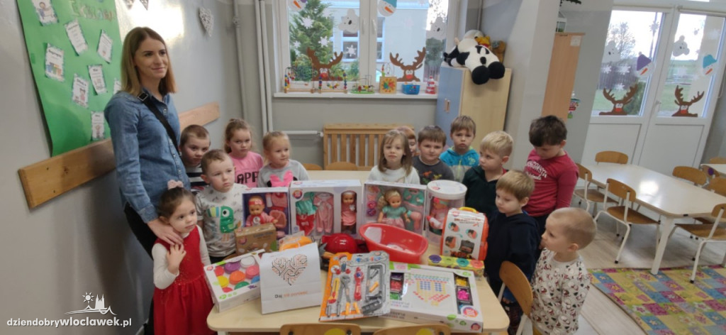 Fundacja Orange z prezentami przedszkola