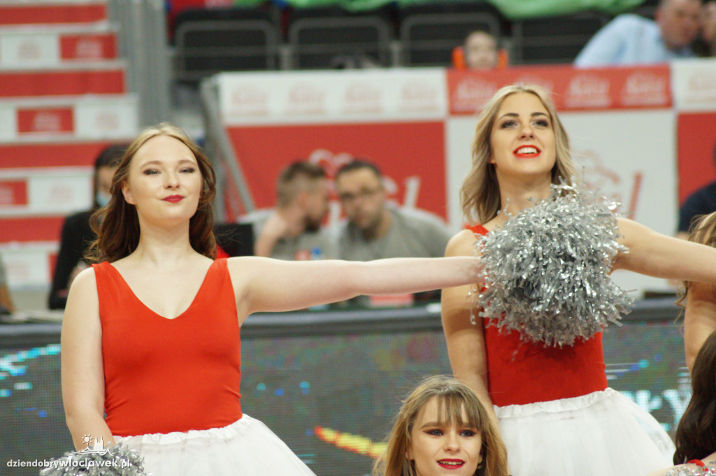 Cheerleaderki na świątecznym meczu Anwilu
