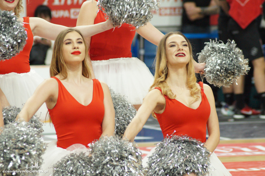 Cheerleaderki na świątecznym meczu Anwilu