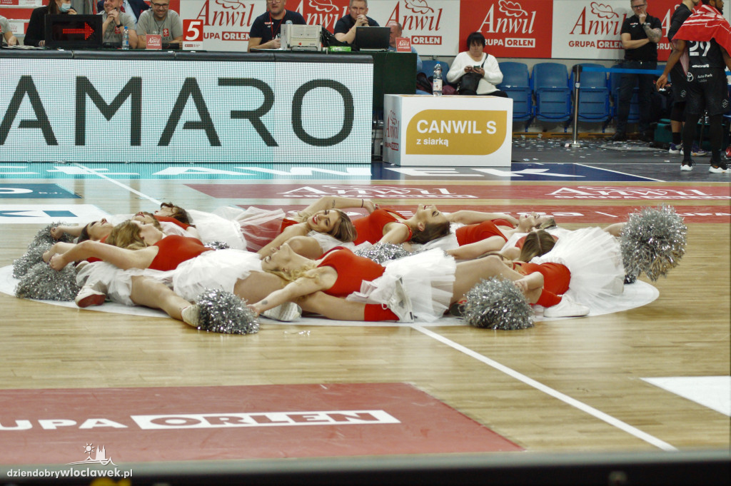 Cheerleaderki na świątecznym meczu Anwilu