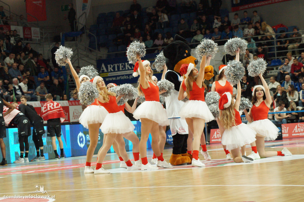 Cheerleaderki na świątecznym meczu Anwilu