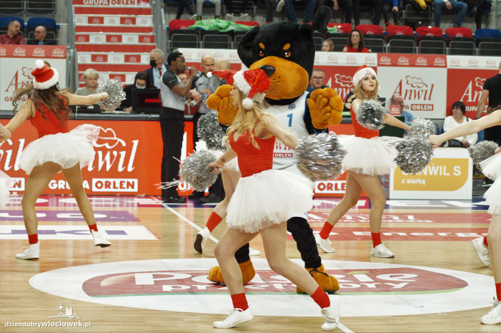 Cheerleaderki na świątecznym meczu Anwilu